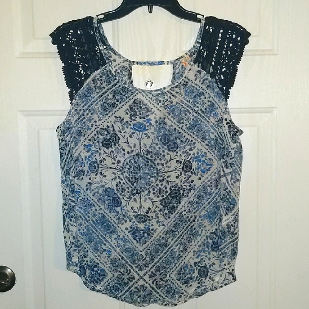 Ladies Red Camel Sheer Floral Top White & Blue w/Crocheted shoulder acce…